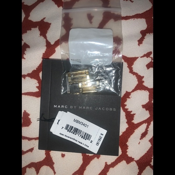 Marc By Marc Jacobs Gold Women’s Watch - Picture 3 of 8